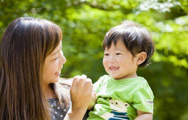 其实，孩子最会“察言观色”，你的微笑是打开他们心门的钥匙