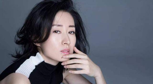 原创由"翻白眼"流行明星,这个中年女演员,只是一个宝藏