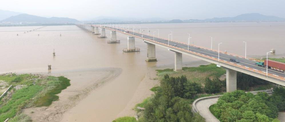 2km处已建的椒江大桥,除3x100m三个桥孔允许通航外,其它桥孔禁止通航.