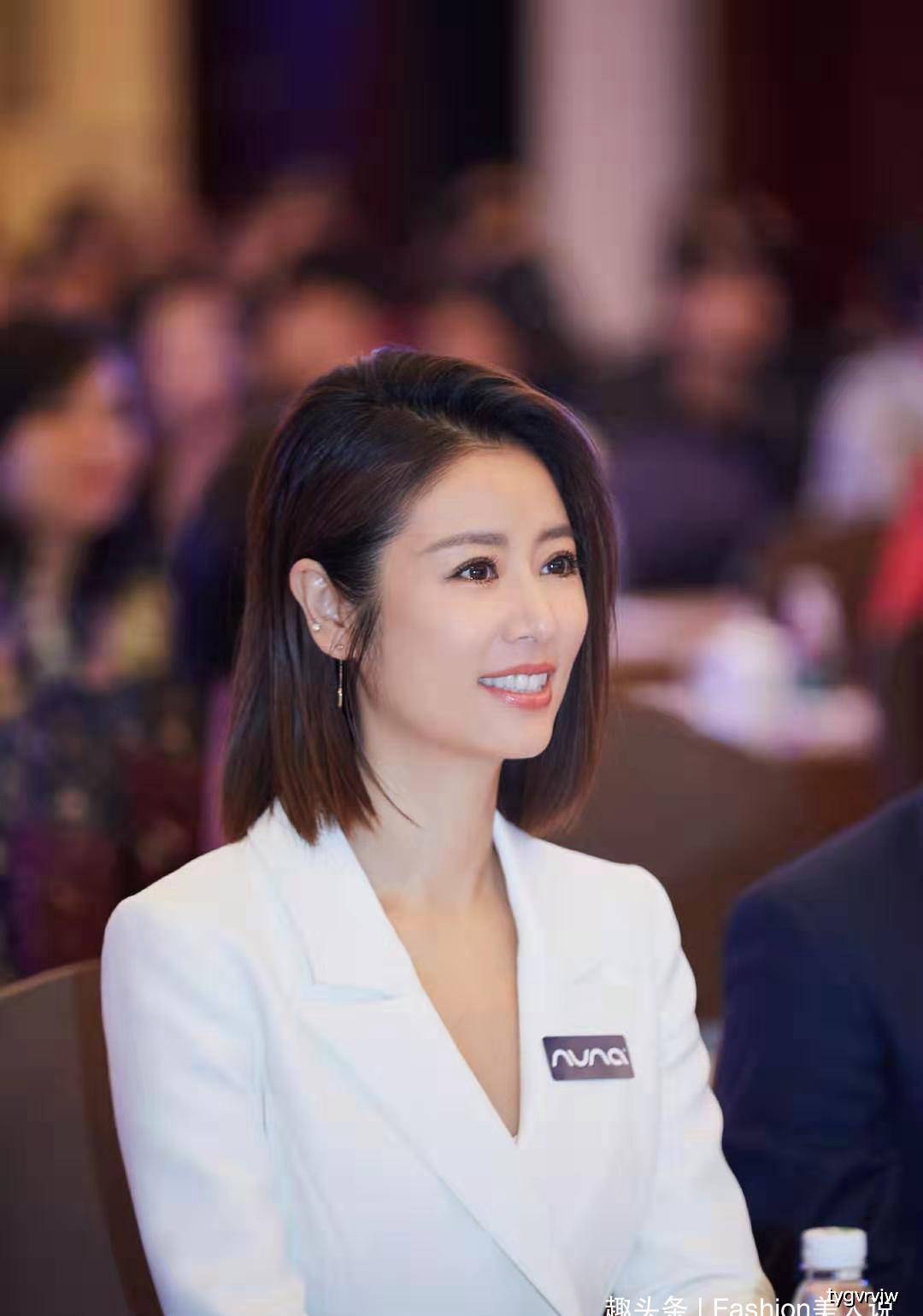 原创林心如出席公益活动,白色西装裙搭披肩短发,美得优雅出众!