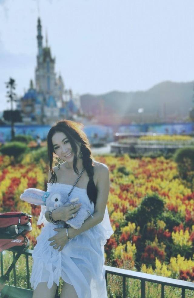 度假|原创温碧霞携丈夫、养子迪士尼度假，穿露肩连衣裙抱玩偶，54岁依然少女