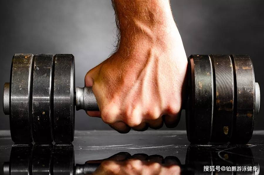 健身新手该如何选择合适的哑铃?有了哑铃该如何锻炼?