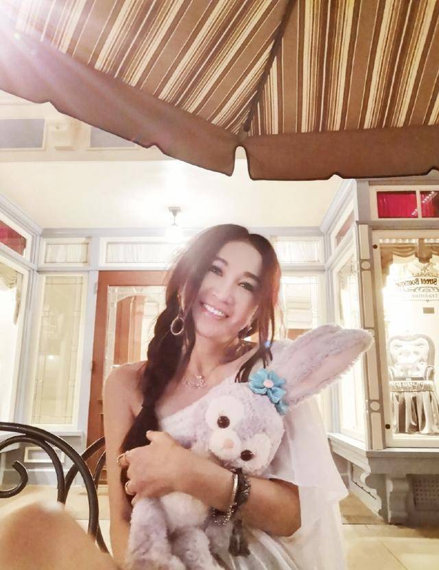 度假|原创温碧霞携丈夫、养子迪士尼度假，穿露肩连衣裙抱玩偶，54岁依然少女