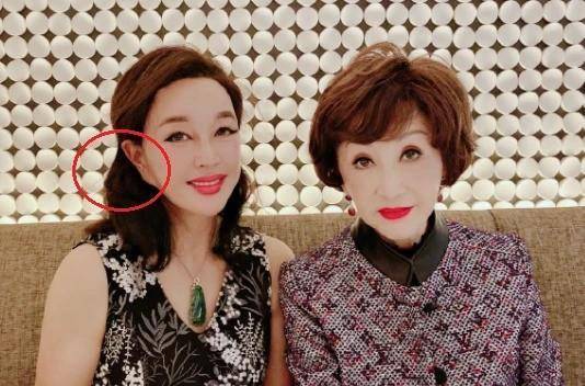 67岁刘晓庆为了年轻开十级美颜,修图太过导致耳朵变形