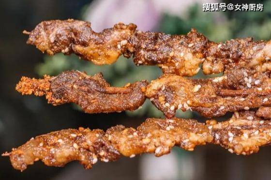 啤酒箱|来晚的客人拿啤酒箱当桌子也要吃，味道绝了柳州这家烧烤店火了