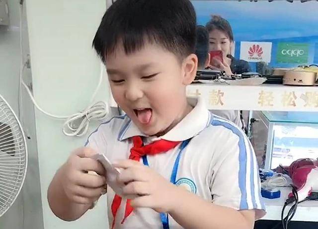 熊孩子语文考了90分，“嚣张”模样笑翻妈妈，网友：能排多少名？