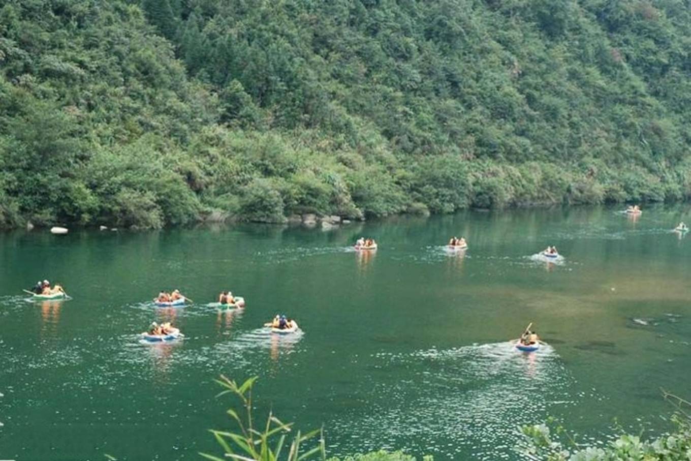 气息的玄武龟山和猞猁峰,两岸百草茂盛花果飘香 赤峰宁城·黑里河漂流