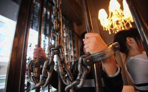 原创日本的"监狱餐厅",一进门就会被"女警"捆绑,禁止未成年入内