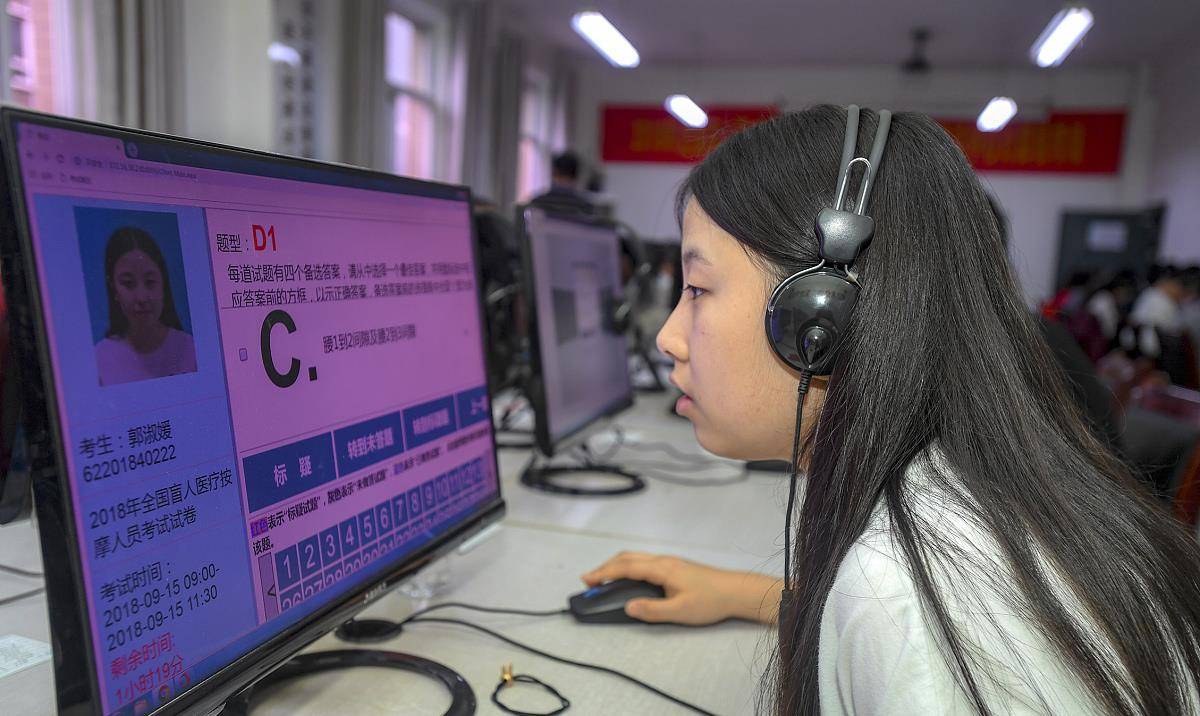 可以出大量的考题，让作弊的学生在规定时间内也做不完