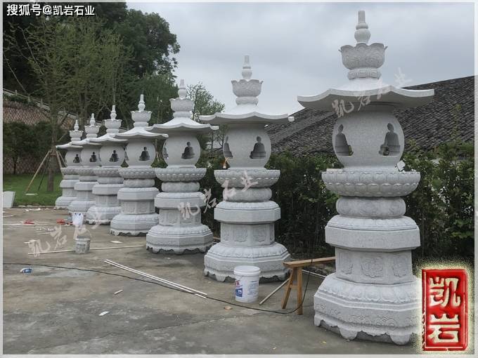 白天及雨夜中的七宝如来塔石雕别有一番风味