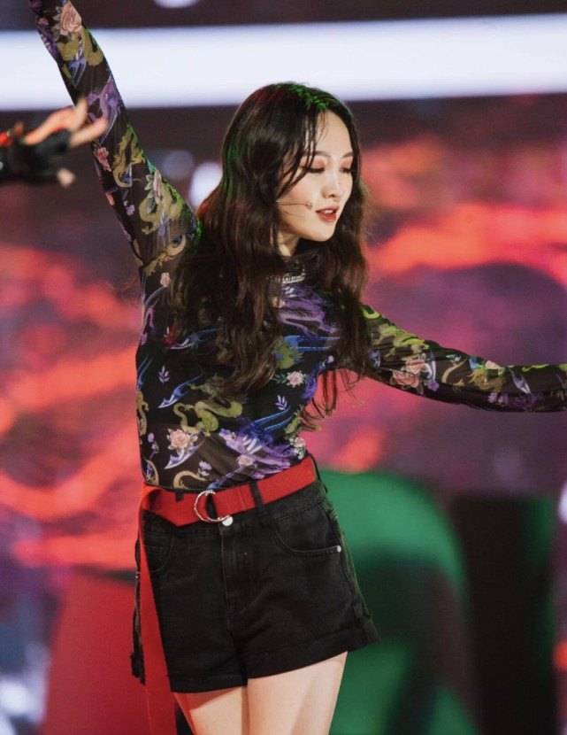 怎样的舞台造型够炸裂?姐姐们的《大碗宽面》,尽显中国风韵味