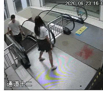 钱塘新区一18岁小伙偷拍女孩裙底见到民警后痛哭流涕地认错