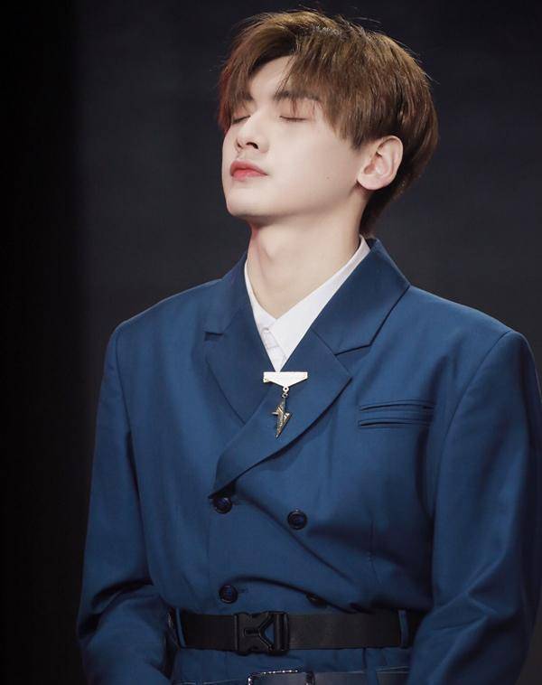 翟潇闻复古风穿搭像王子!看到手里的菜刀后,终究是想多了