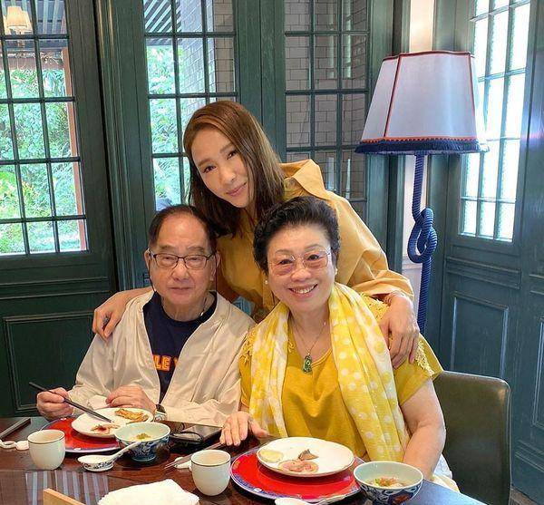 好温馨！黎姿为父母庆祝金婚，三代同堂，老公马廷强罕有现身