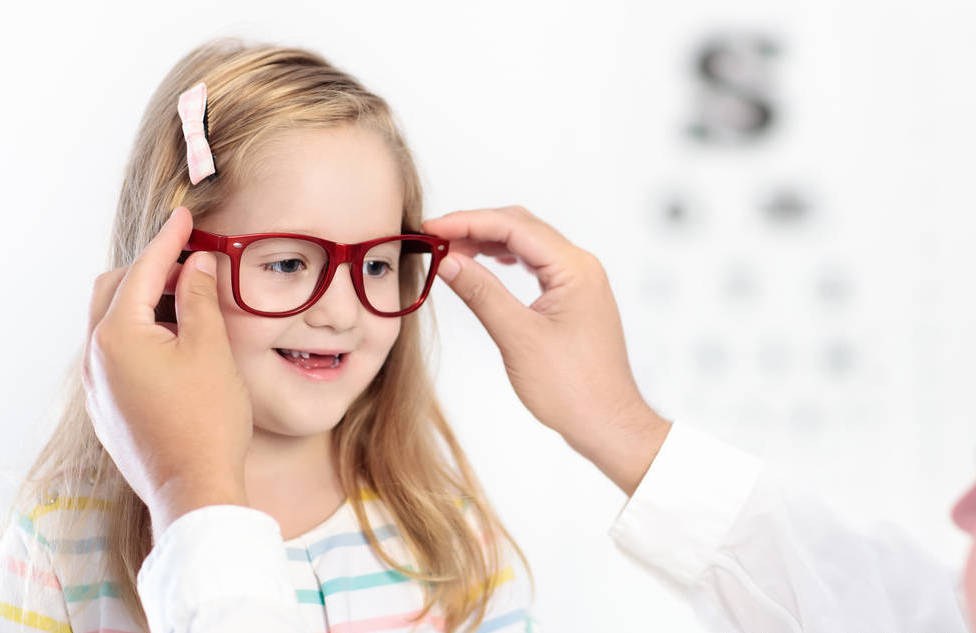 3岁孩子近视300度，是妈妈常见的做法导致？保护视力要用对方法哦