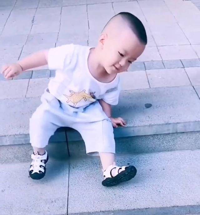 妈妈将娃交给奶奶带,两月后奶奶发来视频,儿子变化之大让妈妈不敢置信 妈妈将娃交给奶奶带,两月后奶奶发来视频,儿子变化之大让妈妈不敢置信