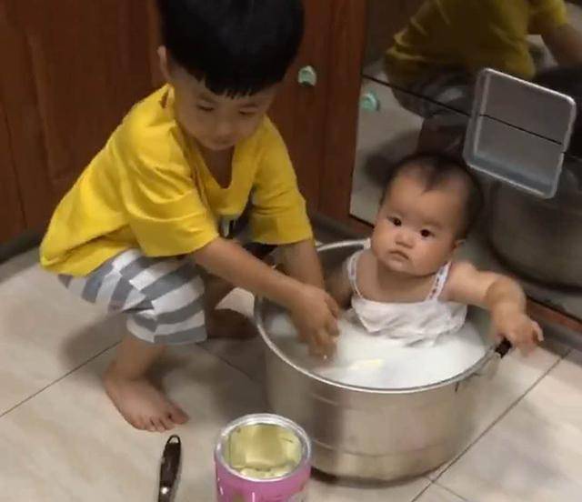 趁妈妈不注意，哥哥准备将弟弟炖汤，妈妈发现时“大料”都备好了，网友笑翻
