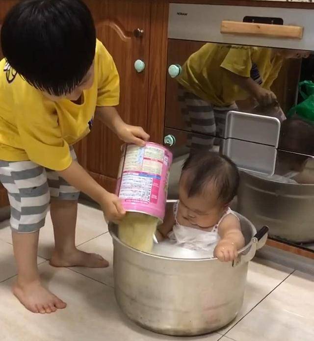 趁妈妈不注意，哥哥准备将弟弟炖汤，妈妈发现时“大料”都备好了，网友笑翻