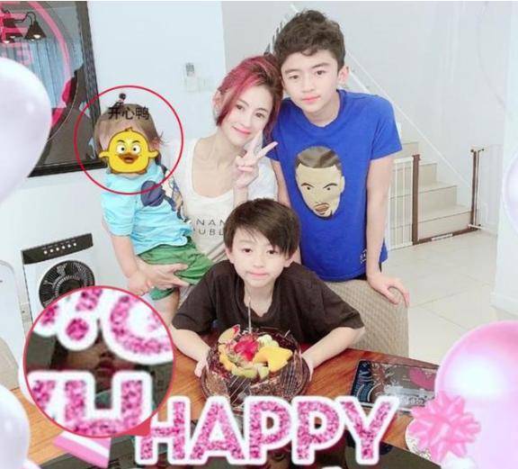 肤色|小麦肤色穿着黑色T恤，小脸肉嘟嘟可爱张柏芝三胎儿子越长越帅