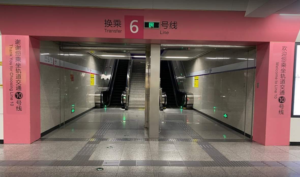 连红土地站也算上一个,如果想坐地铁10号线或从地铁站返回地面,有人曾