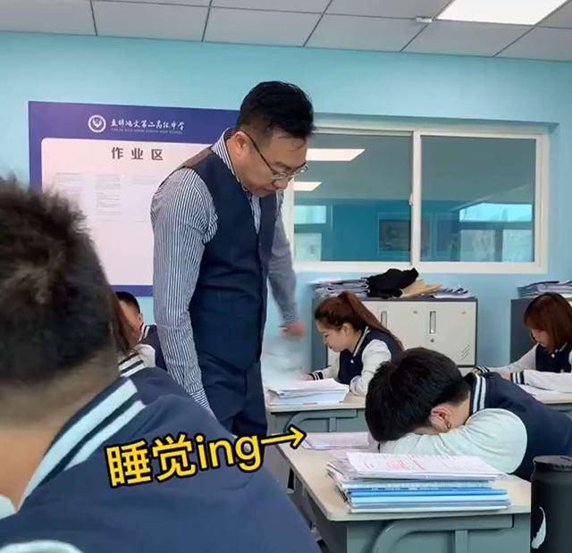 学生上课睡觉，老师戴面具“吓唬”，熊孩子表现笑翻全班同学