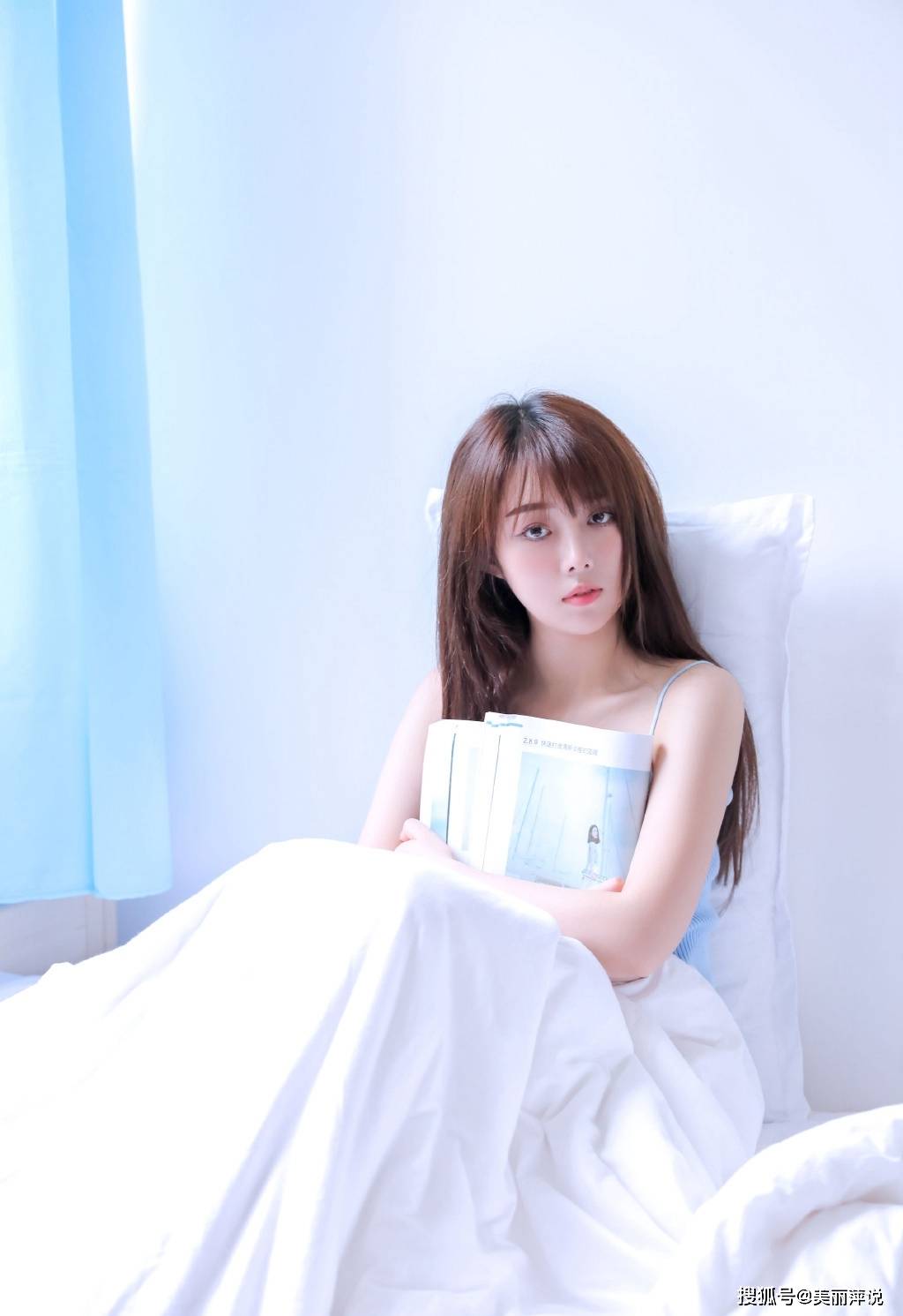 1/ 4 清爽吊带美女性感白嫩写真图片,清纯性感的美女,风采动人,甜美