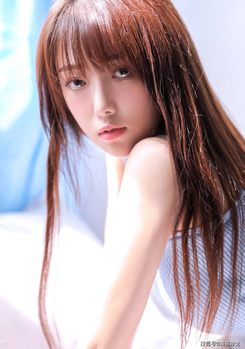 1/ 4 清爽吊带美女性感白嫩写真图片,清纯性感的美女,风采动人,甜美