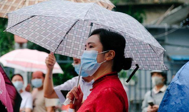 武汉家长暴雨中送考画面令人泪目口罩旗袍天团亮相为孩子加油