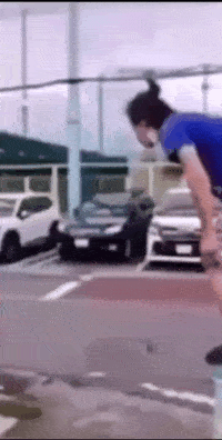 搞笑gif-哥们,别装了行不行,女朋友都吓坏了!
