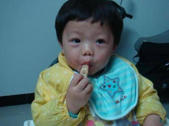 孩子|家长别得意，当心孩子长不高1岁婴儿被奶奶喂出“藕节臂”