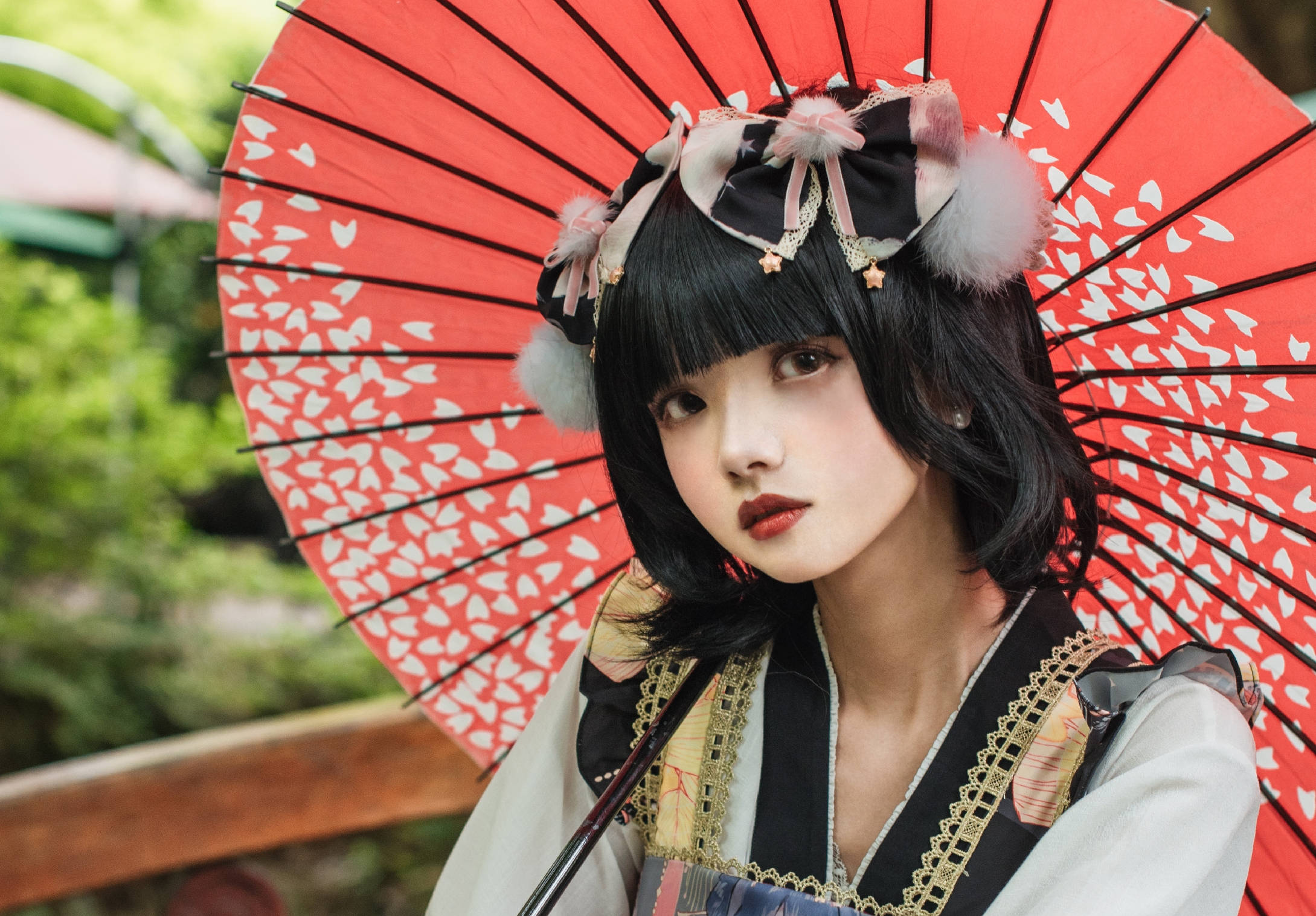 lolita少女庭院写真,手握油纸伞,要进来躲雨吗?