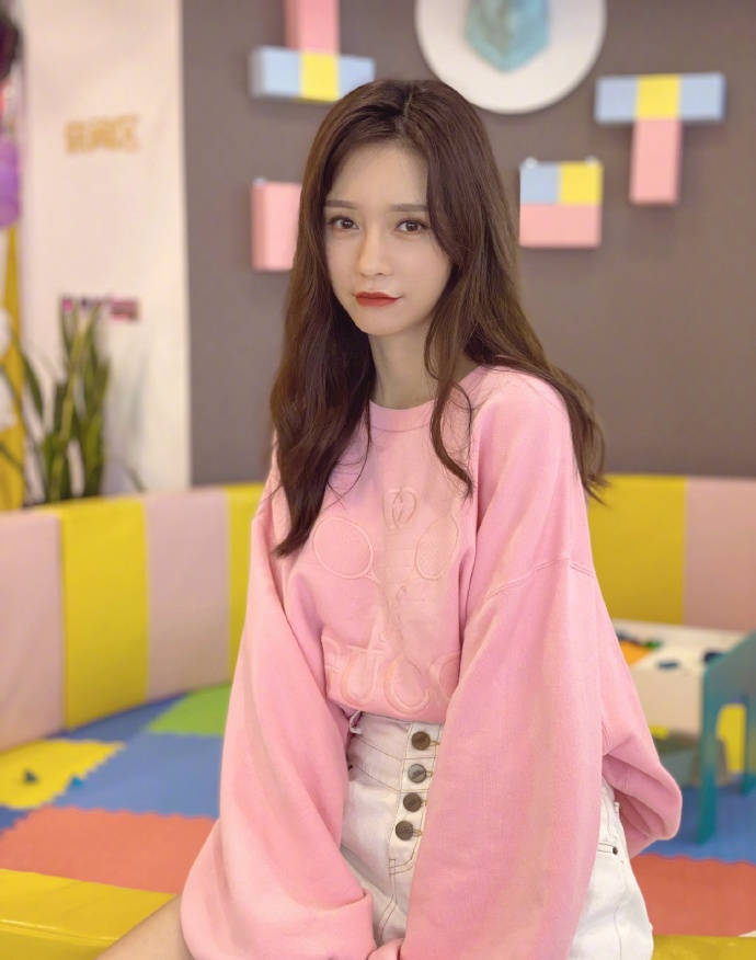 沈梦辰分享粉色系look美照 穿卫衣搭短裤温柔淑女