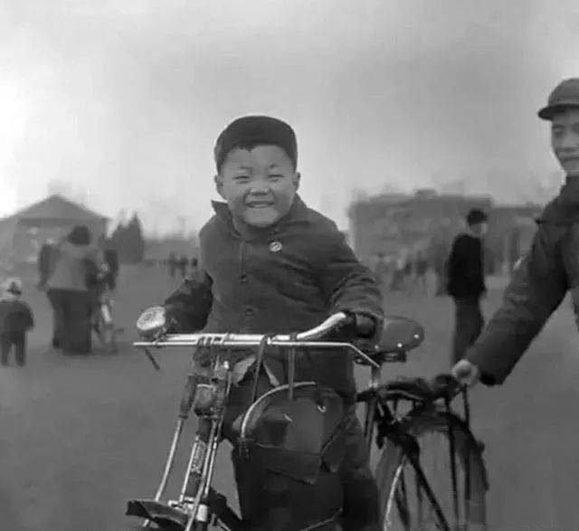 70-80年代的记忆(骑自行车,学自行车,坐自行车)你是否