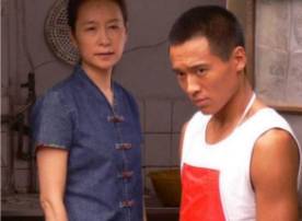 原创国家一级演员，39岁高龄产子后遭丈夫抛弃，今儿子为她挣足面子