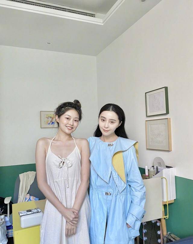 网红晚晚合影范冰冰,冰冰纯素颜依旧赢得轻松,晚晚凹造型太用力