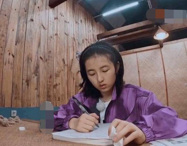 一位普通的高三考生,还和其他同学随意交流,有学生忍不住对着张子枫怼