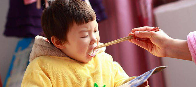 孩子|这碗饱肚但伤肠胃的“白饭”，坑孩子没商量，家长别再抱怨