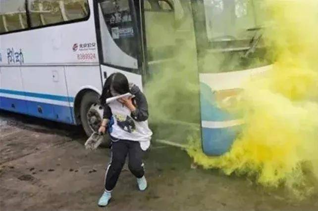 贵州公交车冲入水库，21人死亡！黄金自救2分钟