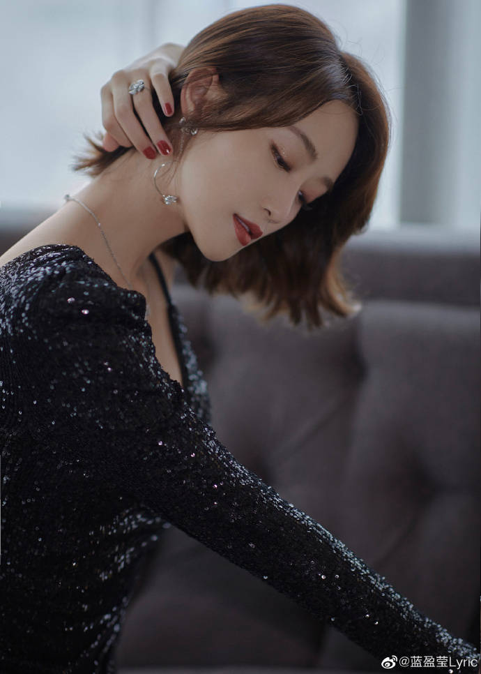 蓝盈莹翻车后被爆从人艺离职，同事讽刺蓝盈莹