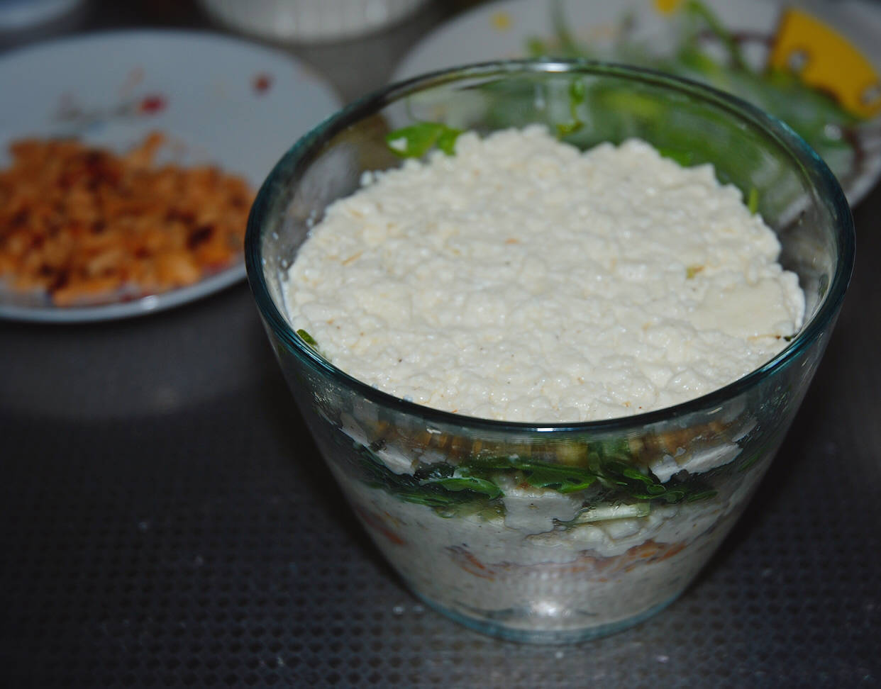 5,在按平的豆腐泥上铺上一层擀好的麻辣花生碎,用小勺子按平压实.