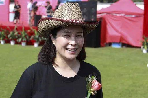 高金素梅|原创61岁何家劲帅气逼人，为了与前任的60岁婚姻之约，他至今单身