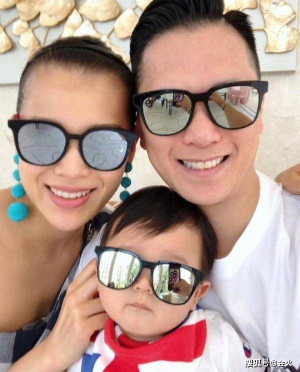 老态|原创胡杏儿带老公儿子外出游玩,素颜出镜显老态,产后发际线后移严重