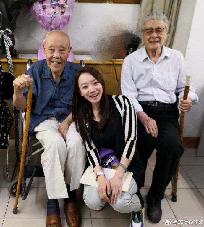 蓝盈莹翻车后被爆从人艺离职，同事讽刺蓝盈莹