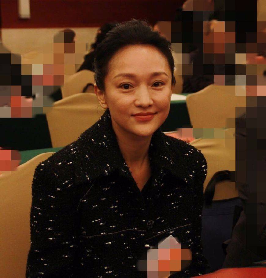原创周迅顿时就老了?脸上坑洼多,打扮再知性也掩饰不了皱纹!