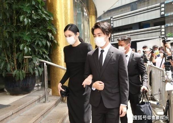 『霍启刚』霍震霆一脸悲伤露面霍氏家族拜祭赌王:霍启刚带郭晶晶现身