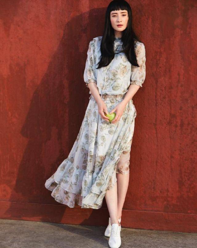 44岁蒋勤勤近照老到认不出？剪二次元刘海撞脸刘