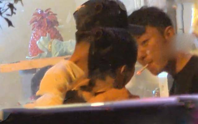 董璇被曝疑似有新恋情，与90后男演员搂腰贴脸动