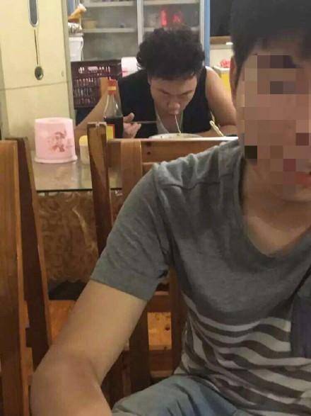 网友平价面馆偶遇陈奕迅，陈奕迅戴口罩等餐，