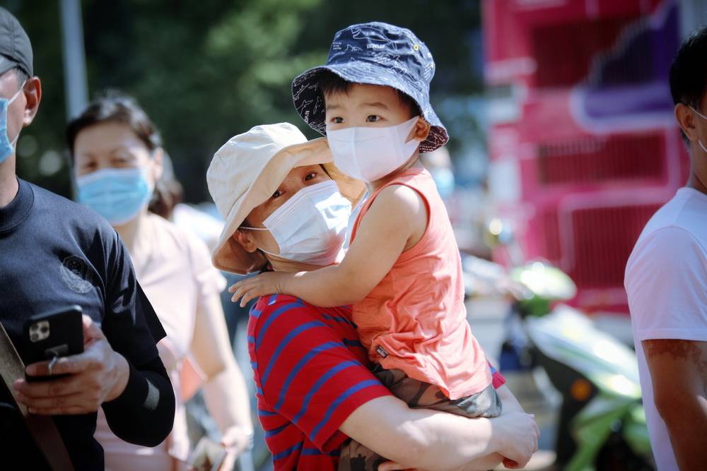 泪目！农民父亲睡走廊陪考，怕打呼噜影响孩子高考
