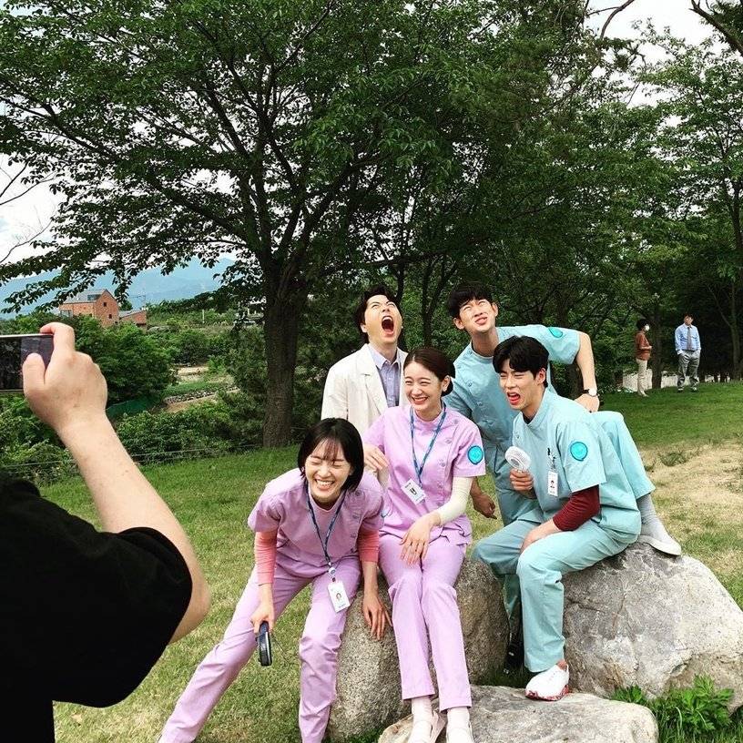 画风|原创《虽然是精神病但没关系》第7集绘本曝光！画风不暗黑，是文英旧作？